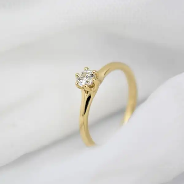 zk6-zlute-zlato-diamant-prsten-zasnuby.jpg.webp